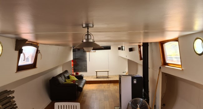 Peinture d'une peniche avant vente