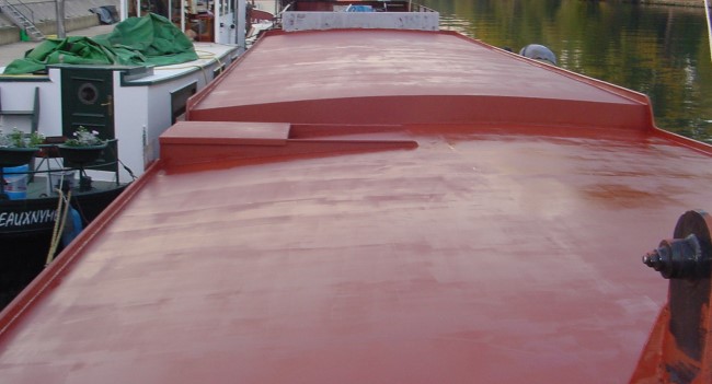 peinture anti-rouille d'un bateau peniche d'habitation